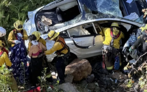 特斯拉Model 3从91米高悬崖坠落 车上2人被直升机送医后均无生命危险