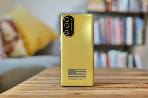 特朗普T1手机拆解后露馅了！换壳HTC U24 Pro 还贴上美国国旗
