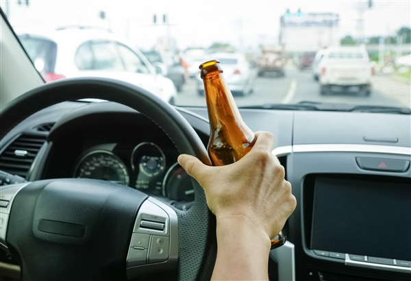 一本驾照都不够扣!官方通报:一男子酒驾报废车 还超员133%