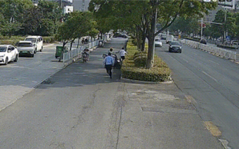 小哥送外卖遇到抓捕现场 上演神之一挡截住嫌疑人 成功拦截19.5万