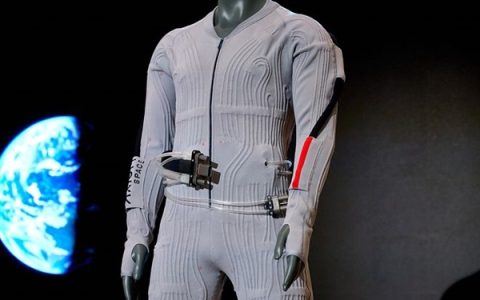 奢侈品牌Prada进军航天业！为NASA提供登月宇航服 内衣自带通风