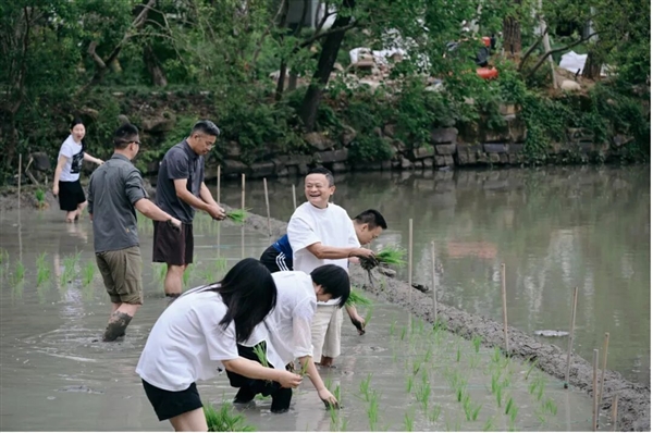 水田插秧之后 马云低调现身麻省理工和哈佛大学  