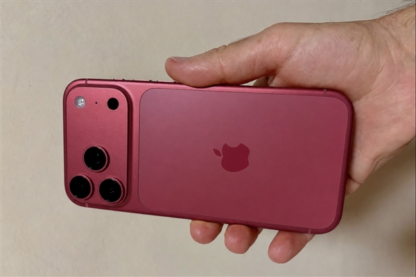 iPhone 18 Pro Max真机首次泄露：横向大矩阵镜组+全新深空灰配色