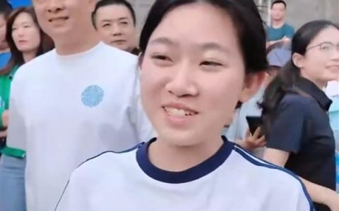 女生高考自己1个考场：3个老师盯着我 一开始挺紧张的