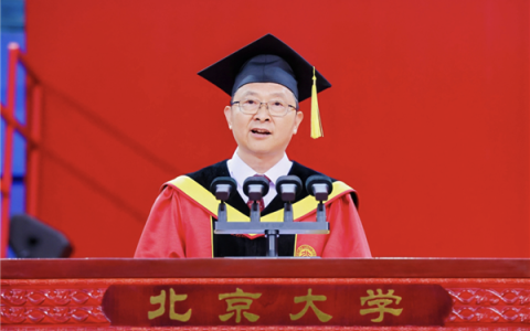 北大校长送给毕业生一个公式 看懂就能不被AI淘汰