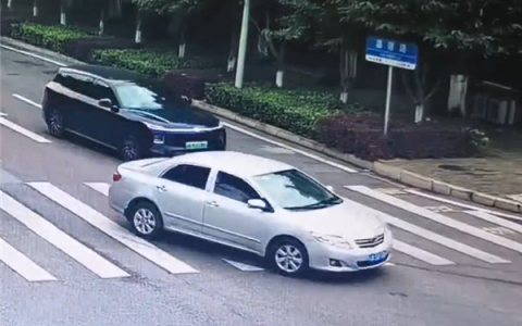 司机为赶时间急速逆行撞车 腾空翻滚四脚朝天差点砸到路人