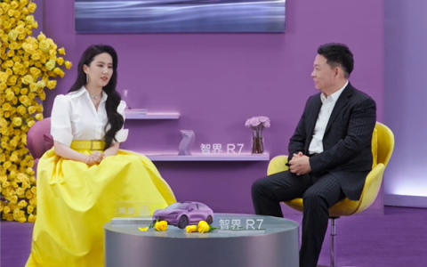 余承东给刘亦菲带了三份礼物：全是在华为门店买的