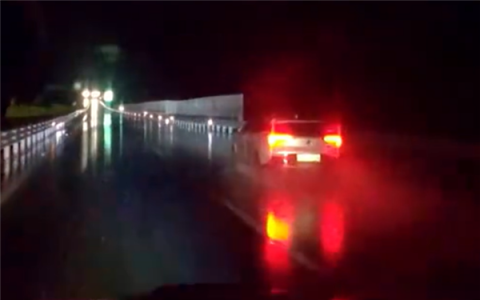 雨夜高速上左摇右摆反复刹车 司机委屈：“我不会除雾”