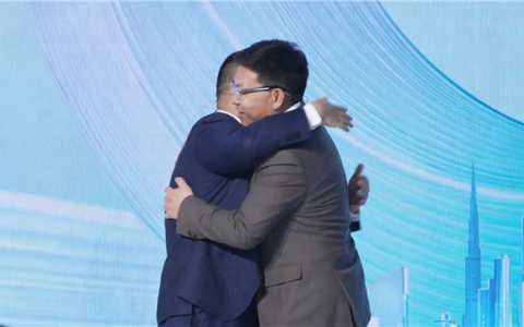 鸿蒙智行第五界的含金量！上汽总裁贾健旭现场两次拥抱华为余承东