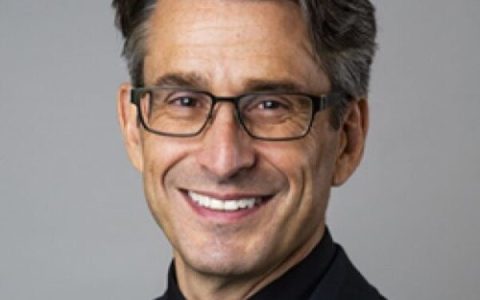 亚马逊云科技首席医学官及全球医疗健康企业与非营利组织总监Rowland Illing博士：利用人工智能与云计算解码帕金森病症