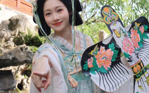 吴柳芳模仿周星驰名场面引争议 网友评价：太尬