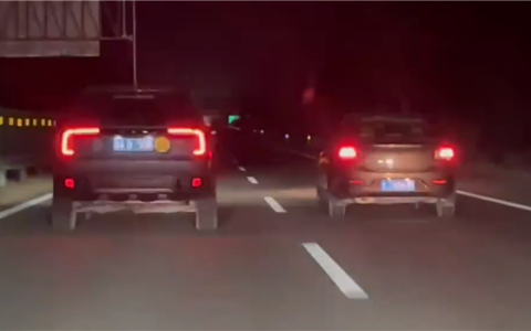 该怎么治！又见高速龟速车挡路：后车狂闪远光灯无济于事